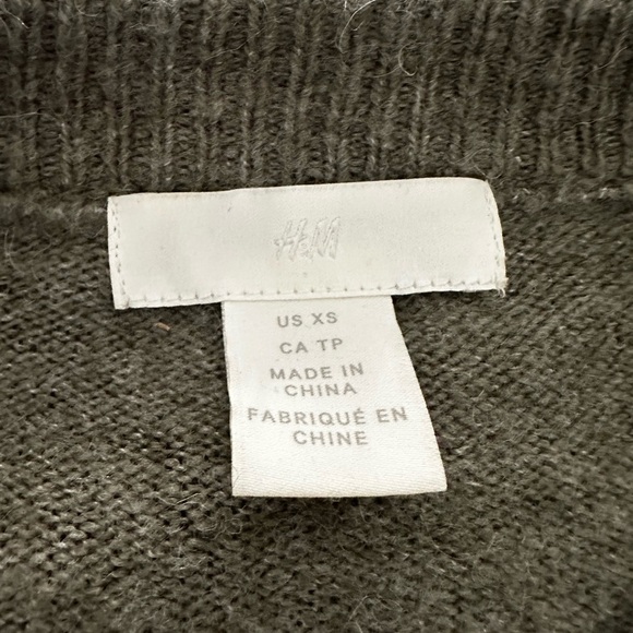 H&M Women’s XS Olive Green Pearl Appliqué Pullover Sweater. Oversized. Stretch. - Picture 7 of 16